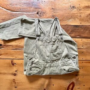 Like new, worn a few time…very comfortable and chic